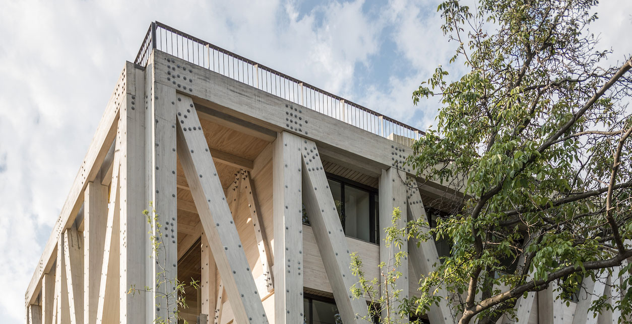 Detalle de la arquitectura sostenible con elementos de concreto y diseño contemporáneo.